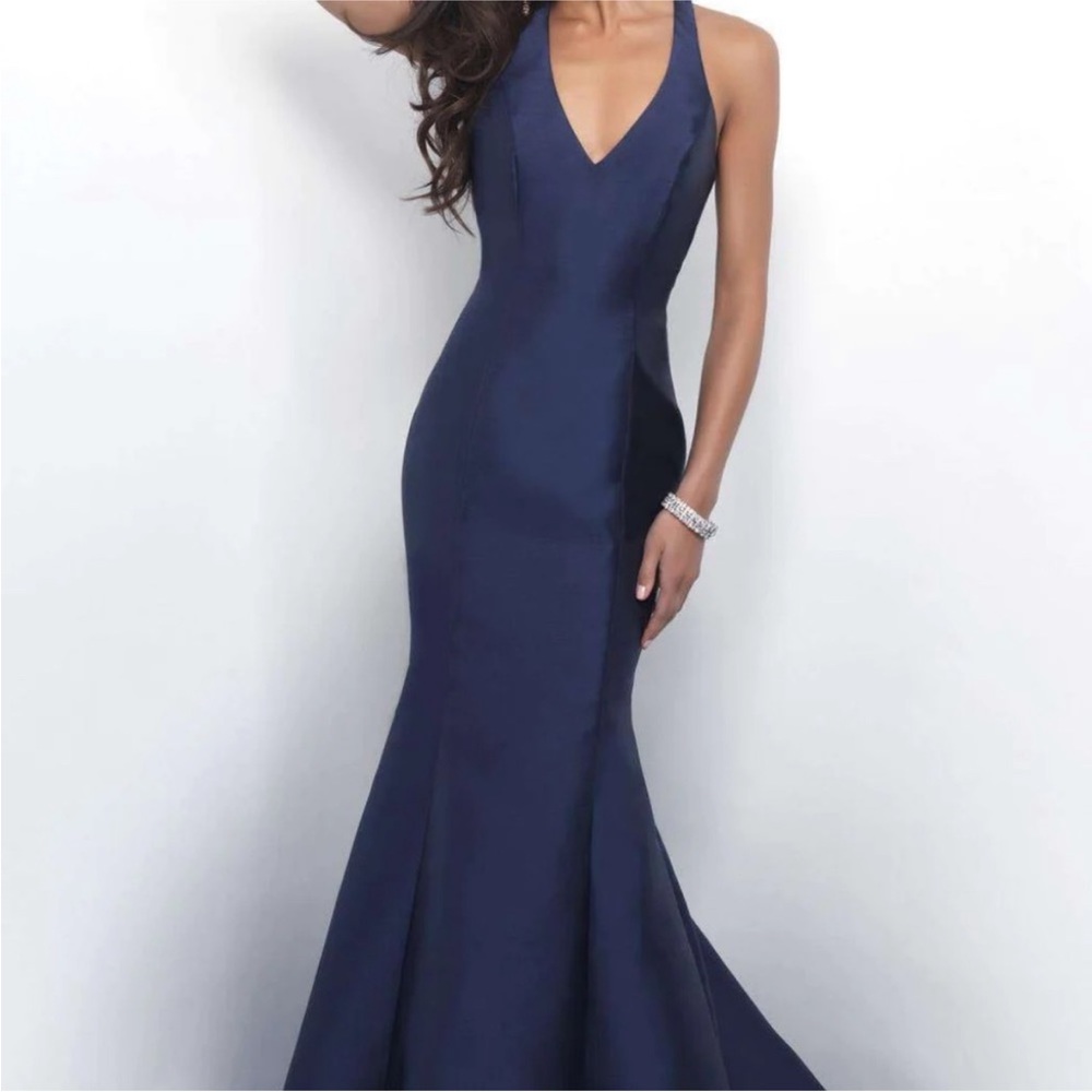 ✨iNtrigue by Blush Navy Gown, Size 2. Elegant V-neck, mermaid flare. Like new!✨